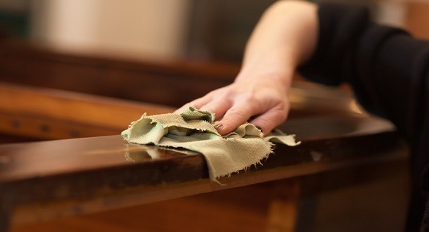 How to Naturally Remove Scratches from Wooden Tables